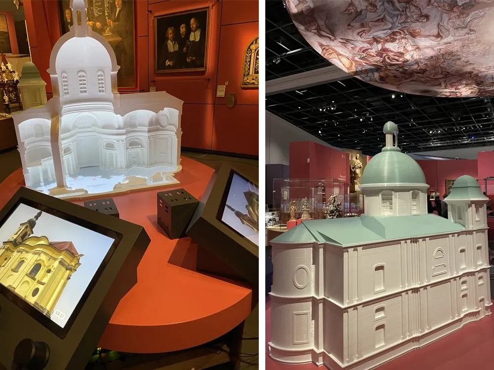 Zweiteiliges Bild; erstes Bild: Pult mit Kirchenmodell und Touchscreens; zweites Bild: Rückseite des Kirchenmodells.