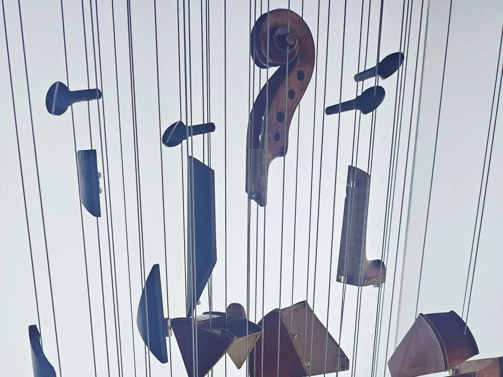 Detailansicht der einzelnen Violinenfragmenten.