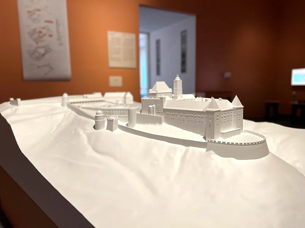 Großes Modell der Schallaburg mit Mauern und Türmen auf sanften Hügeln.