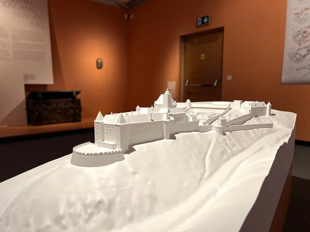 Großes Modell der Schallaburg mit Mauern und Türmen auf sanften Hügeln, von unten schräg gesehen mit mehr Vorderseitendetails