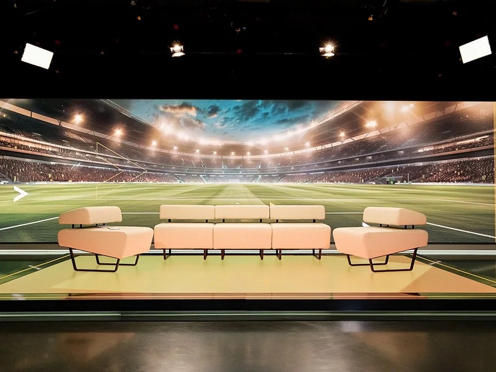 Frontale Ansicht auf das Podest mit Sitzbänken