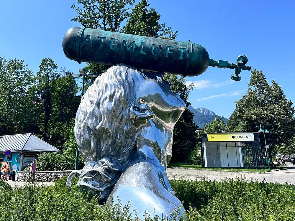 Ansicht der Skulptur von der rechten Seite.