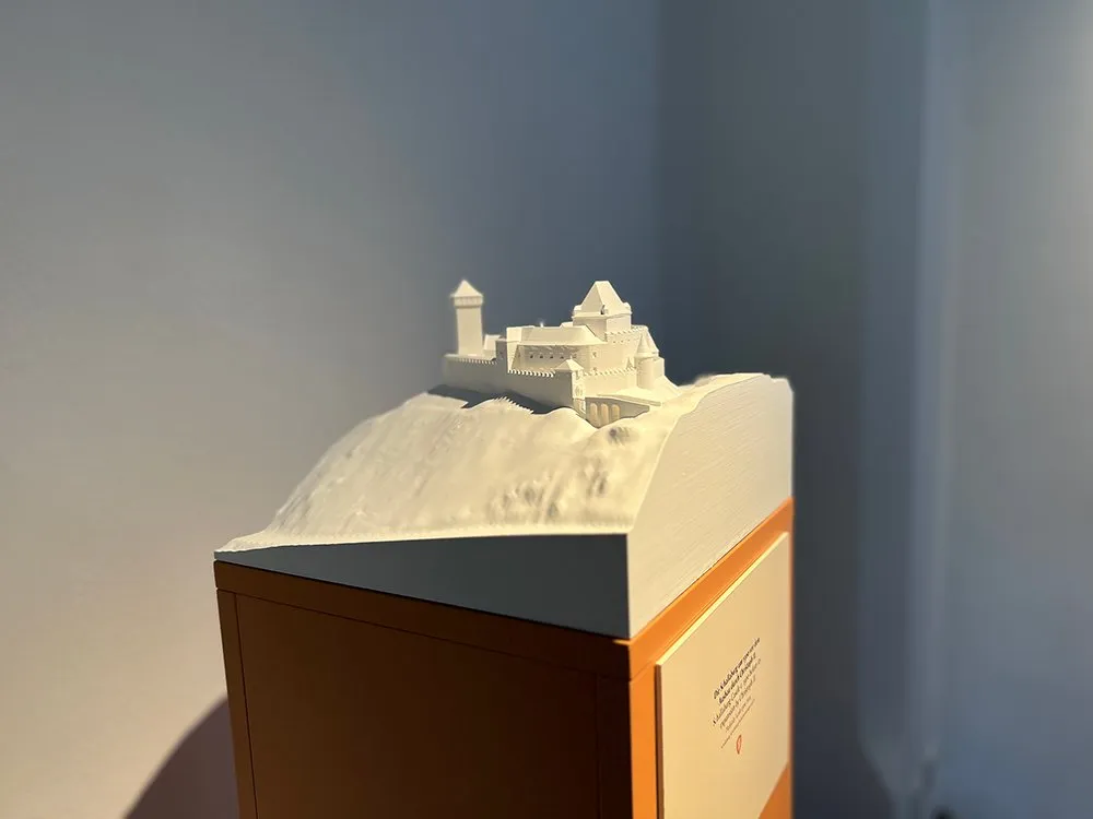 Kleines Modell der Schallaburg auf einer hügeligen Landschaft