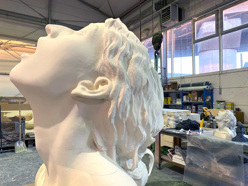 Unfertige Skulptur in der Werkstatt. 