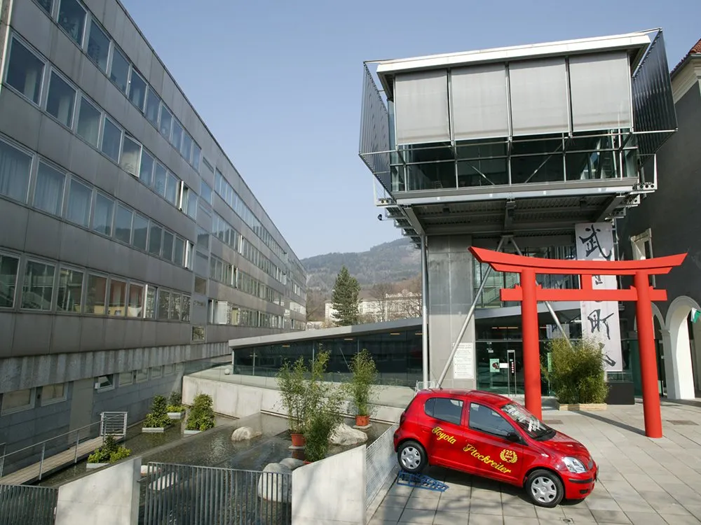 Außenansicht: Eingang Kunsthalle Leoben mit rotem Bogen im japanischem Stil