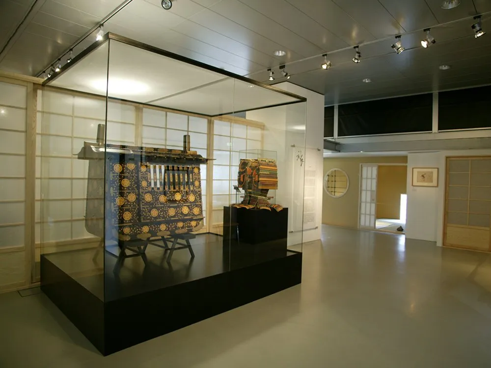 Große Vitrine mit antiker Kommode