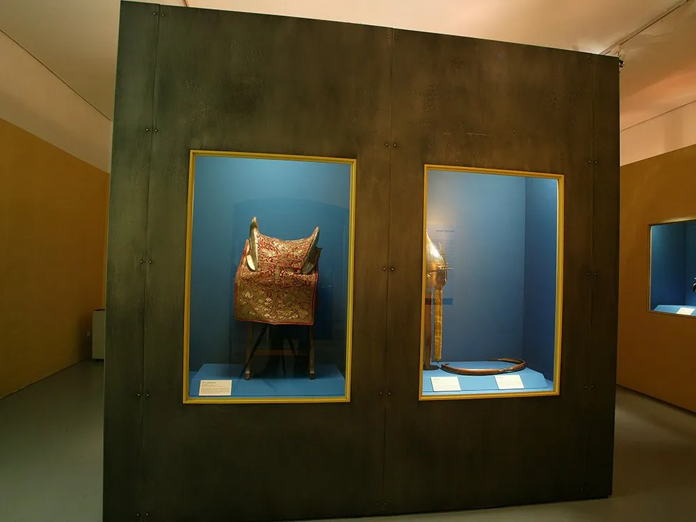 Vitrinen mit orientalischem Stuhl und anderen Gegenständen