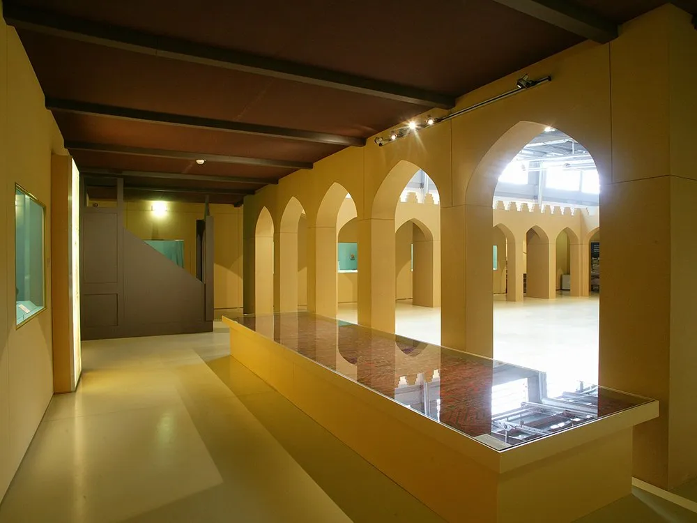 Langer Gang mit orientalischen Bögen