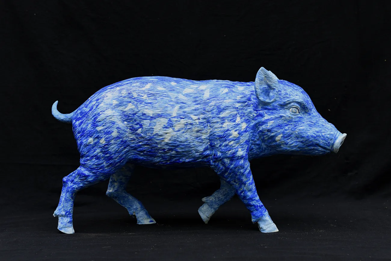 Schwein bemalt in Blautönen