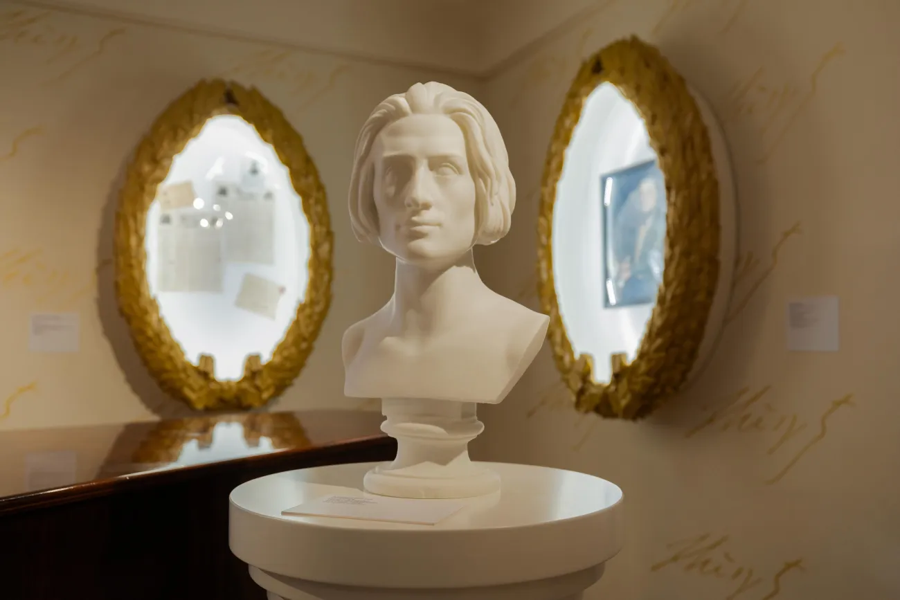 Detailansicht: Büste von Franz Liszt, beleuchtete Rahmen im Hintergrund