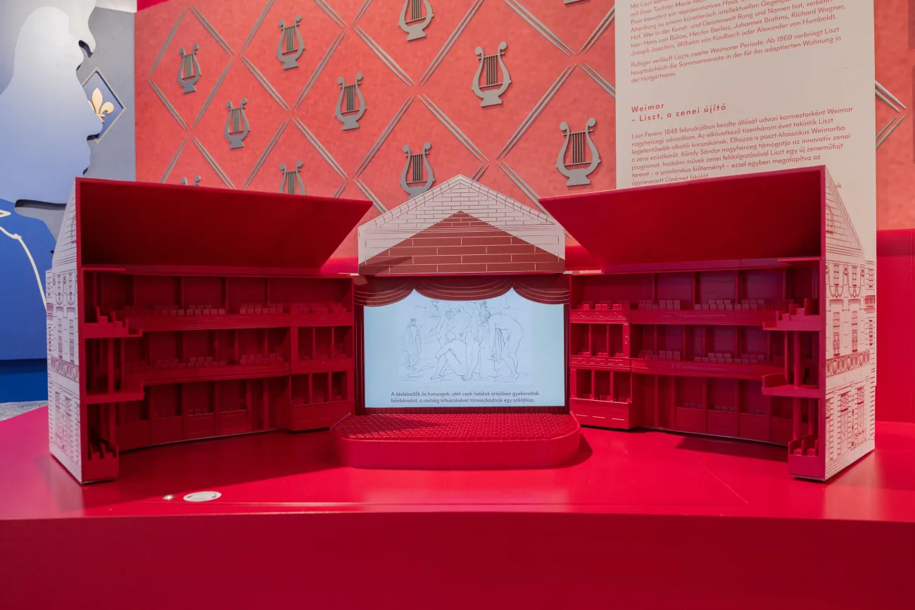 Detailansicht: offenes Modell des Hof-Theaters mit einem Monitor in der Mitte mit Illustrationen und Text