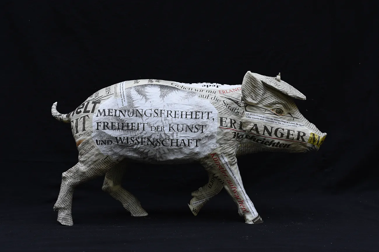 Schwein mit Zeitungspapier beschichtet