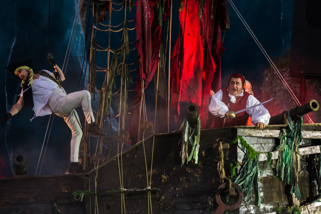 Szene: Zwei Piraten auf Geisterschiff. Einer hängt von an Strickleiter, andere mit Schwert in Hand