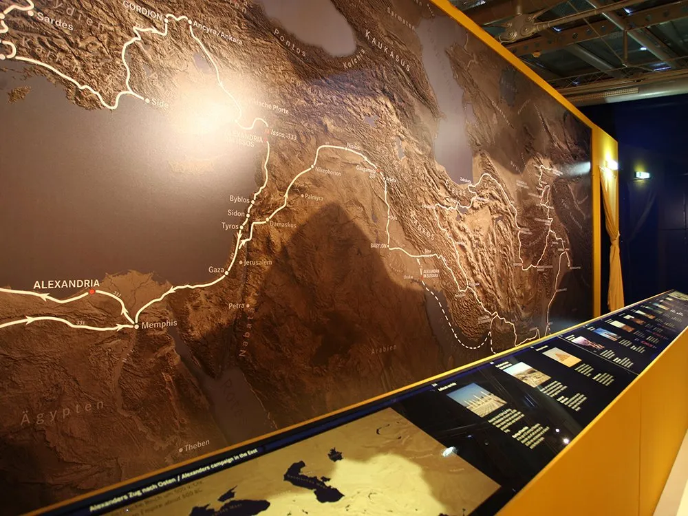 Große Weltkarte mit Routen eingezeichnet, Texte darunter