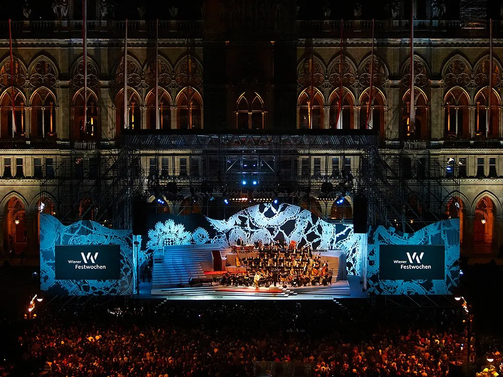 Orchester auf großer Bühne bei Nacht