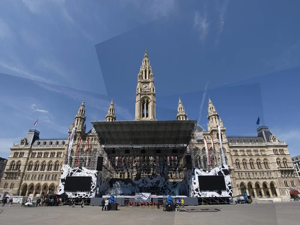 Große Bühne mit Bildschirmen beim Aufbau vor Radhaus