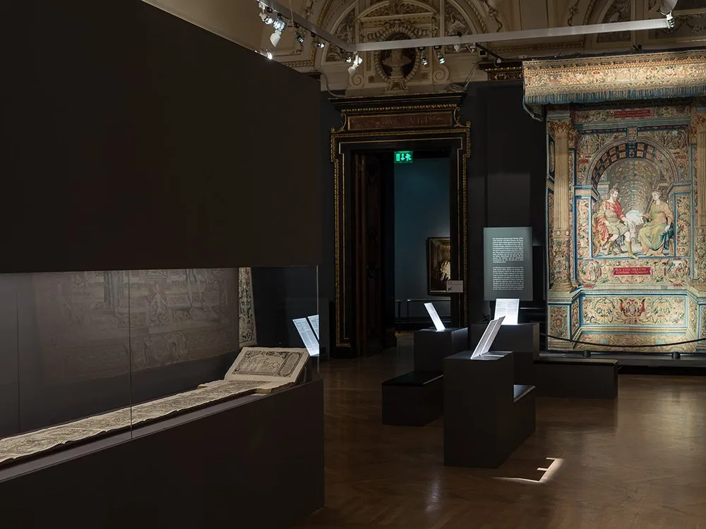 Ausstellungsraum: Gemälde, Vitrinen mit langer Papierrolle