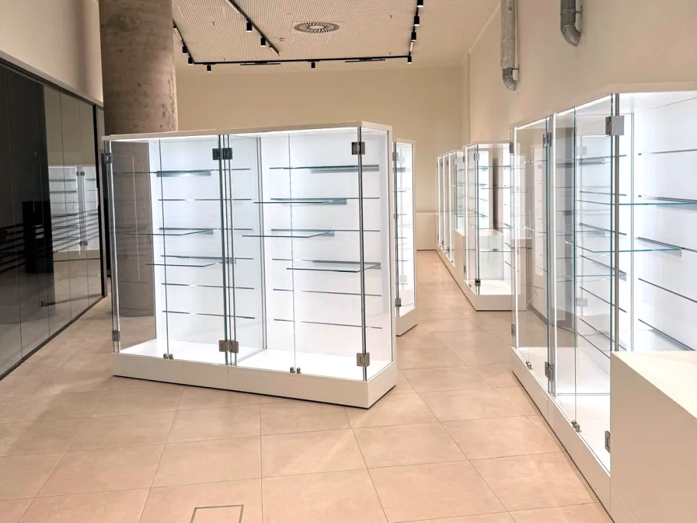 Vitrinen positioniert entlang der linken Wand sowie zentral im Raum