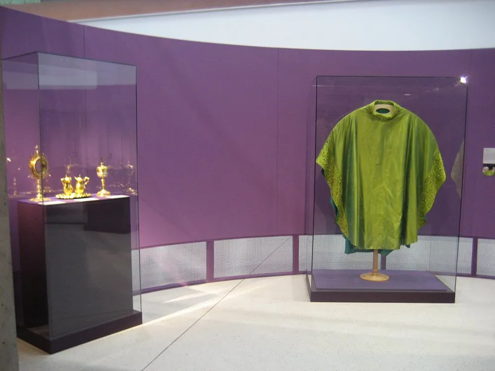 Zwei GLasvitrinen, mit goldenen Artefakten und einer grünen Stola