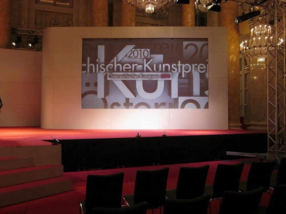 Leere Bühne mit Großem Bildschirm