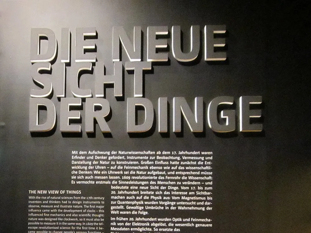 3D Schrift "Die neue Sicht der Dinge" and Wand mit text darunter