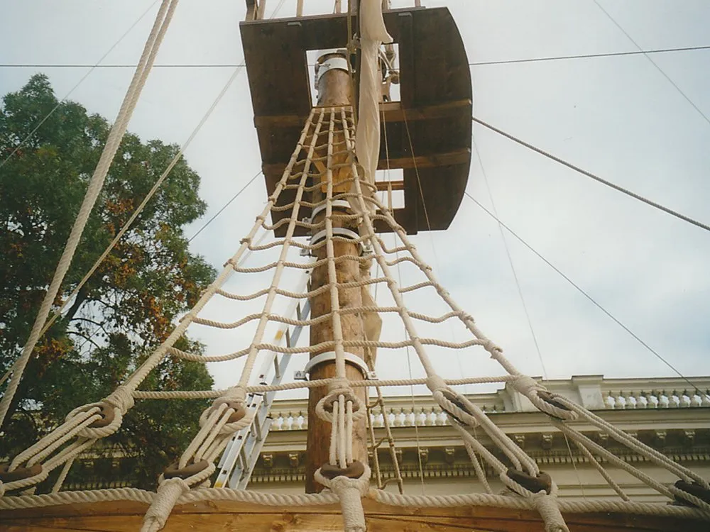 Ansicht von unten auf Mast hinauf, mit Leiter aus Seilen gestrickt