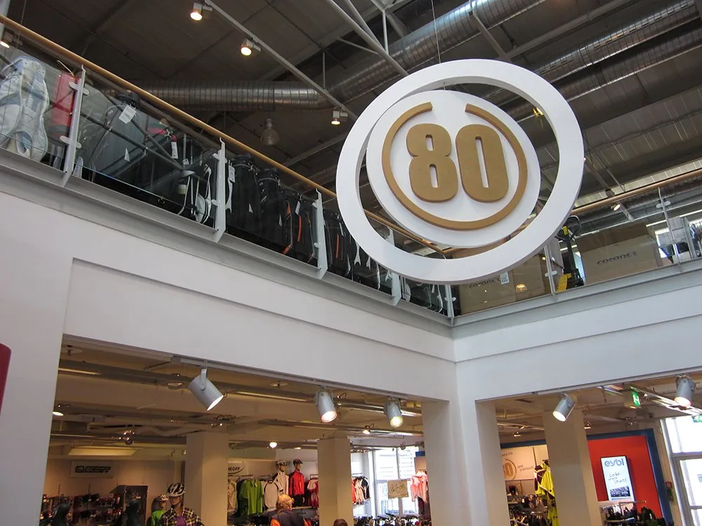 3D Schrift "80" auf runder Form, frei hängend in Einkaufszentrum
