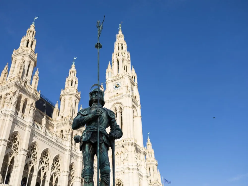 Frontale Ansicht der Rathausmann-Statue