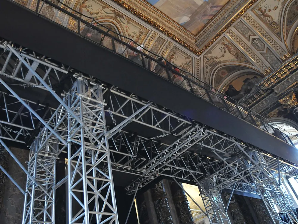 Ansicht auf unten auf Metallgerüst im Museum