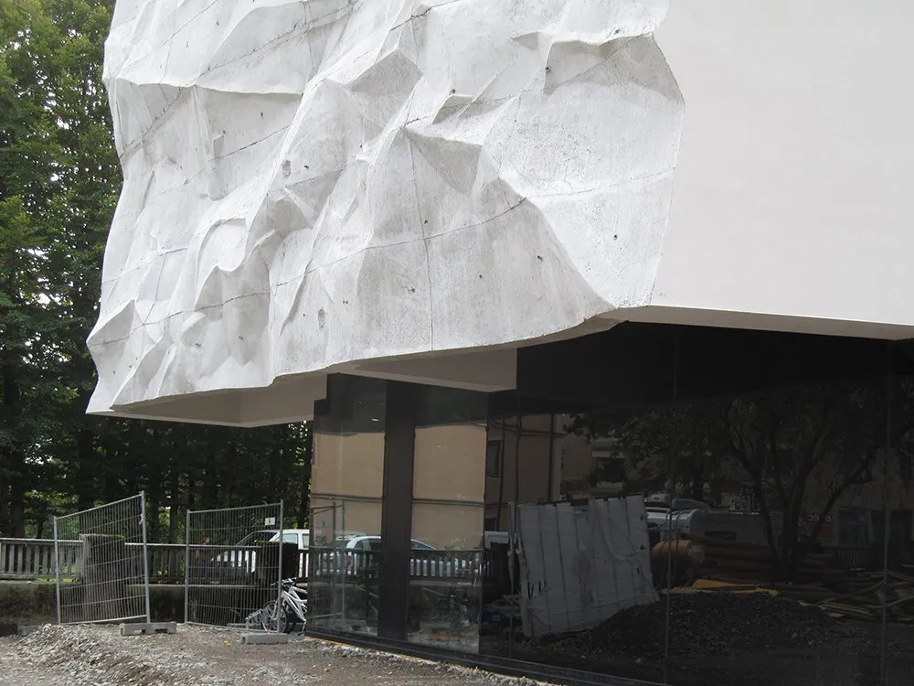 Detailansicht an unteren Teil der Knitterwand, Gebäudeingang darunter