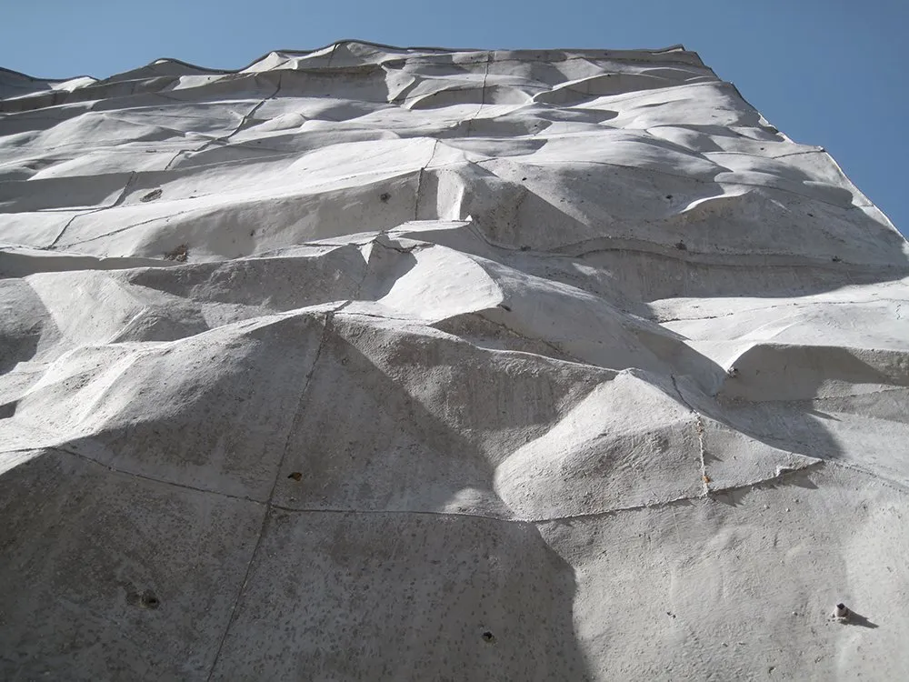 ANsicht aus Froschperspektive auf Knitterwand