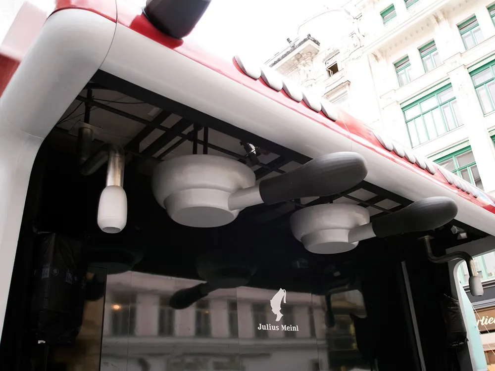 Aufnahme von unten auf Siebträger in Kaffeemaschine