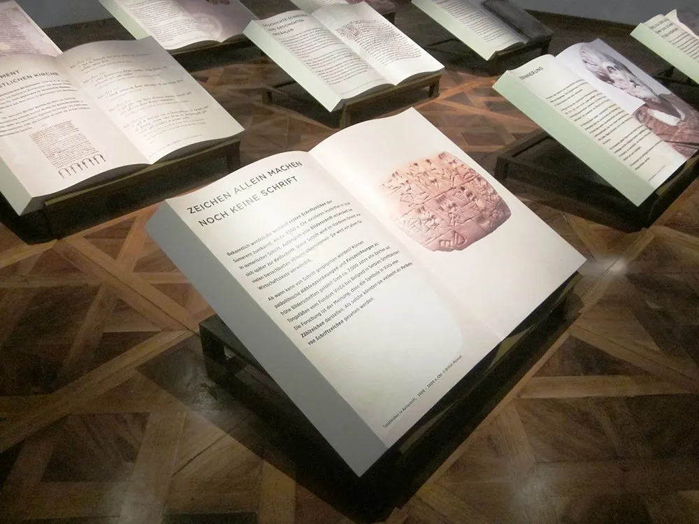 Vitrine mit offenen Büchern auf Ständern