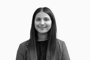 Halbporträt in schwarz-weiß: lächelnde Frau mit langen, dunklen Haaren