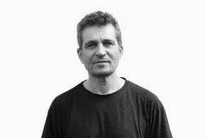 Halbportrait in schwarz-weiß: Mann mittleren Alters mit kurzen Haaren